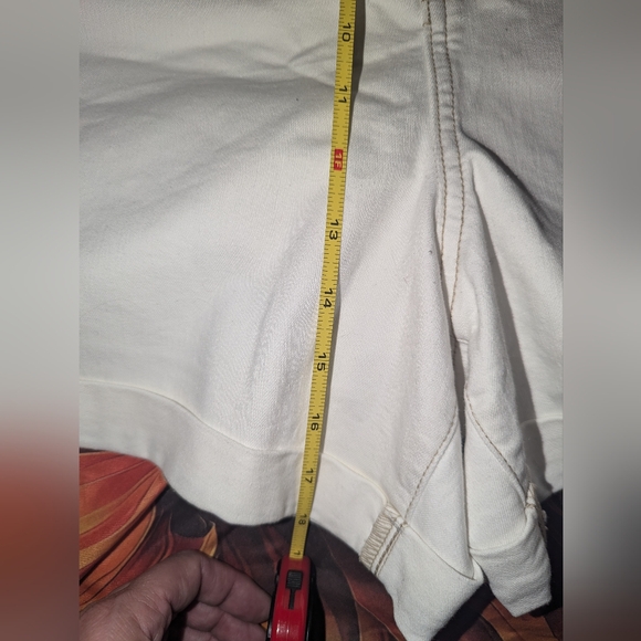 Pair of Denim Shorts 24W - Picture 6 of 11